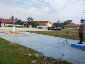 Pembinaan upacara bendera  di SMKN 6 Kota Bengkulu oleh Kapolsek KSKP Pulau Baai